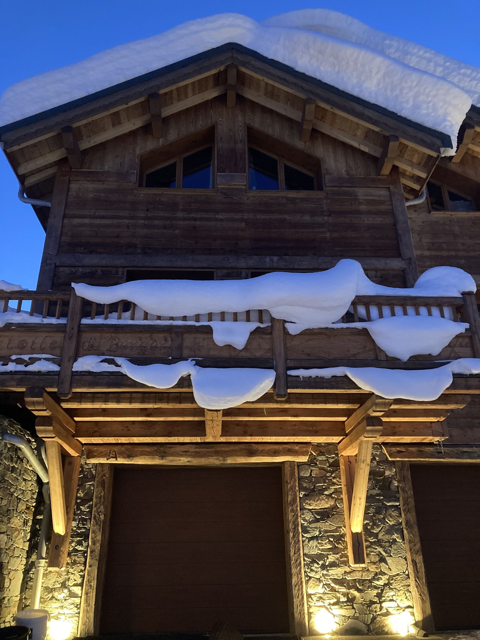 la façade du chalet sous la neige
