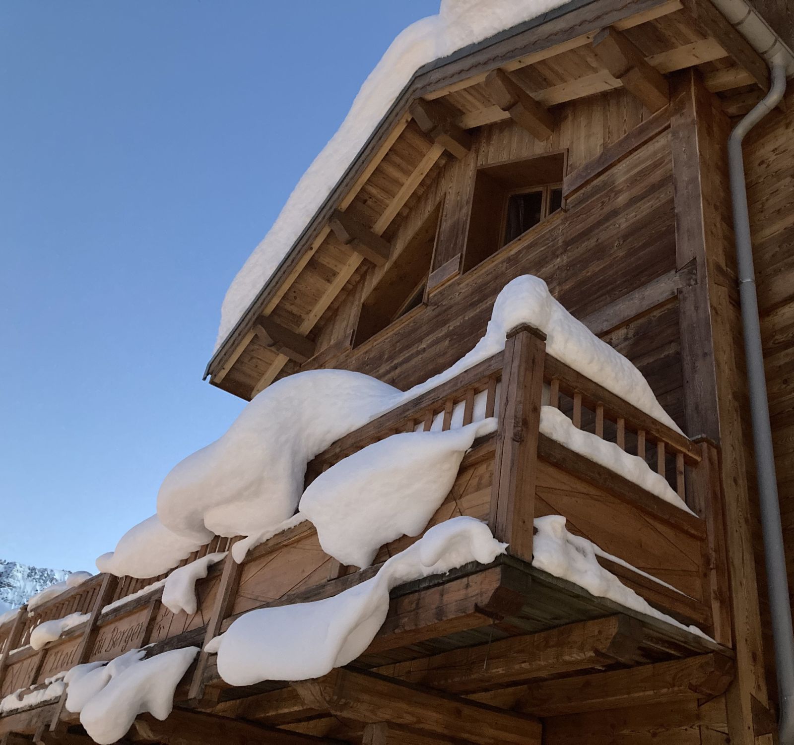 la façade du chalet sous la neige